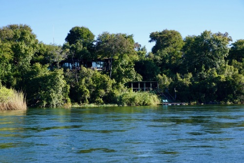 River Dance Lodge vanaf de rivier